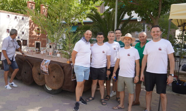 Los motivos de las carrozas de la Cabalgata Tradicional se expusieron en el Paseo