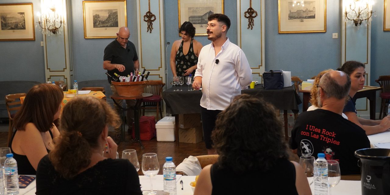 DescorchArte llenó el Casino de palabras y vino, en el taller de escritura creativa de La Púa