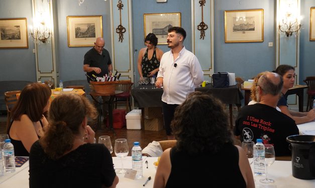 DescorchArte llenó el Casino de palabras y vino, en el taller de escritura creativa de La Púa
