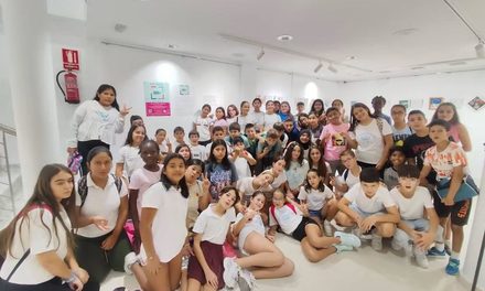 Varios centros educativos visitan la exposición Haikus ilustrados