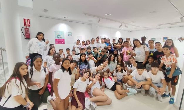 Varios centros educativos visitan la exposición Haikus ilustrados