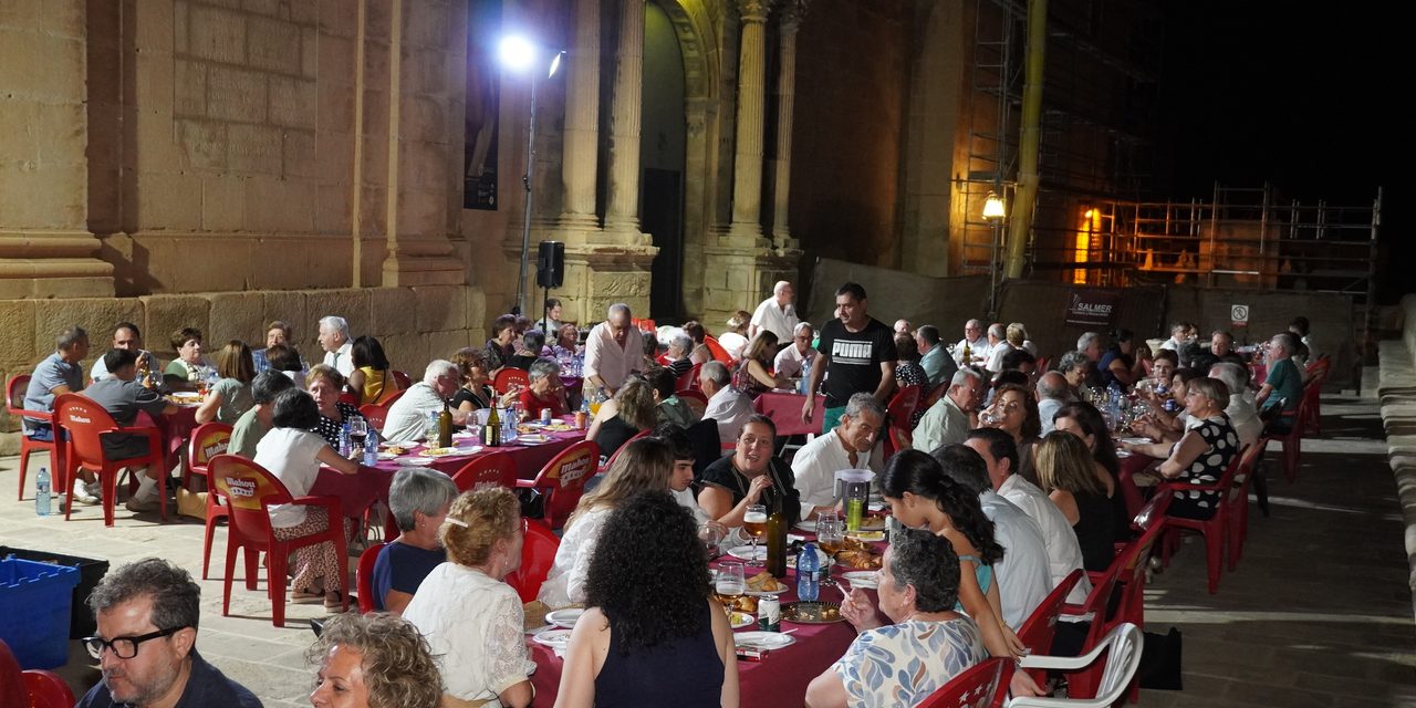 La solidaridad y el buen ambiente se dieron la mano en la cena a beneficio de las obras de Santiago