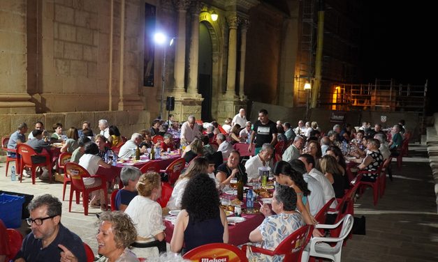 La solidaridad y el buen ambiente se dieron la mano en la cena a beneficio de las obras de Santiago