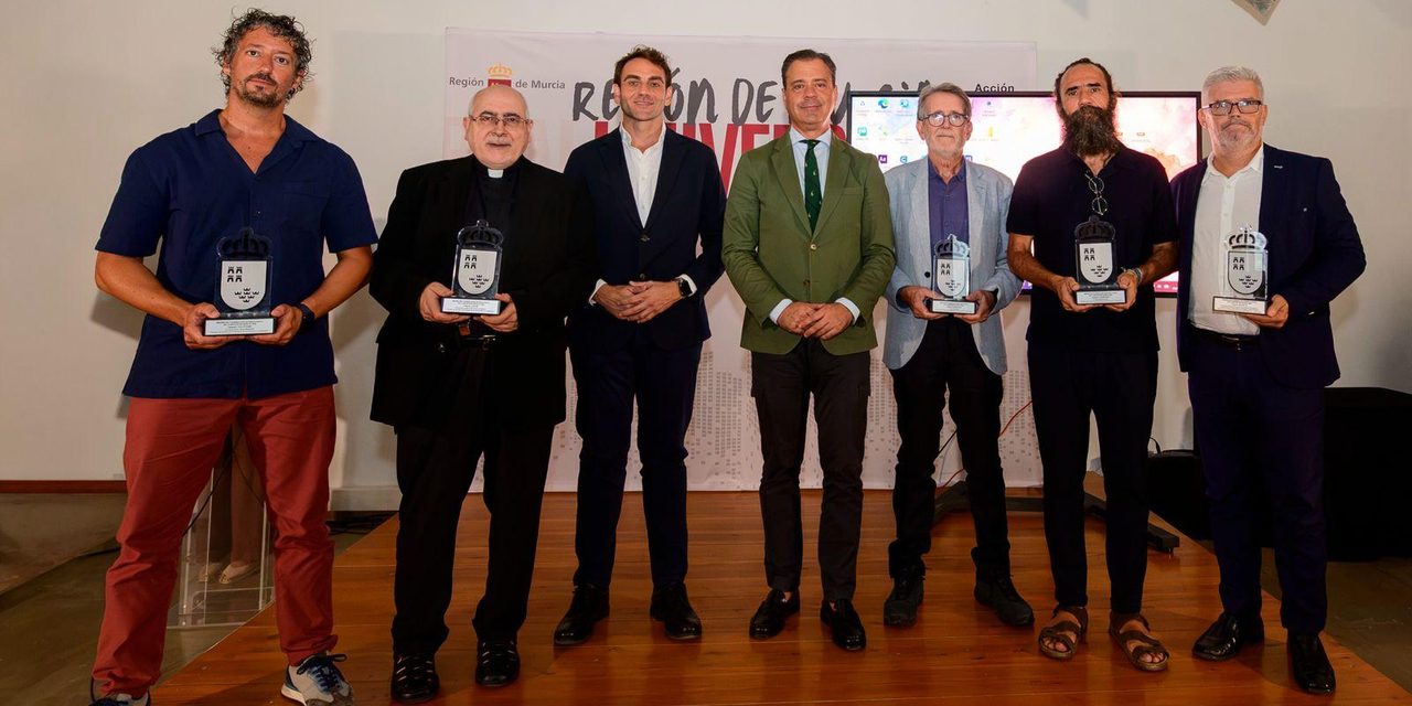 La Región reconoce al cirujano José Gil por dos décadas de cooperación humanitaria