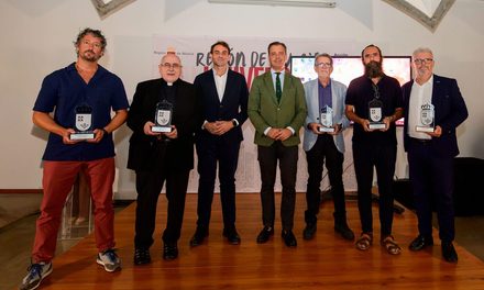 La Región reconoce al cirujano José Gil por dos décadas de cooperación humanitaria