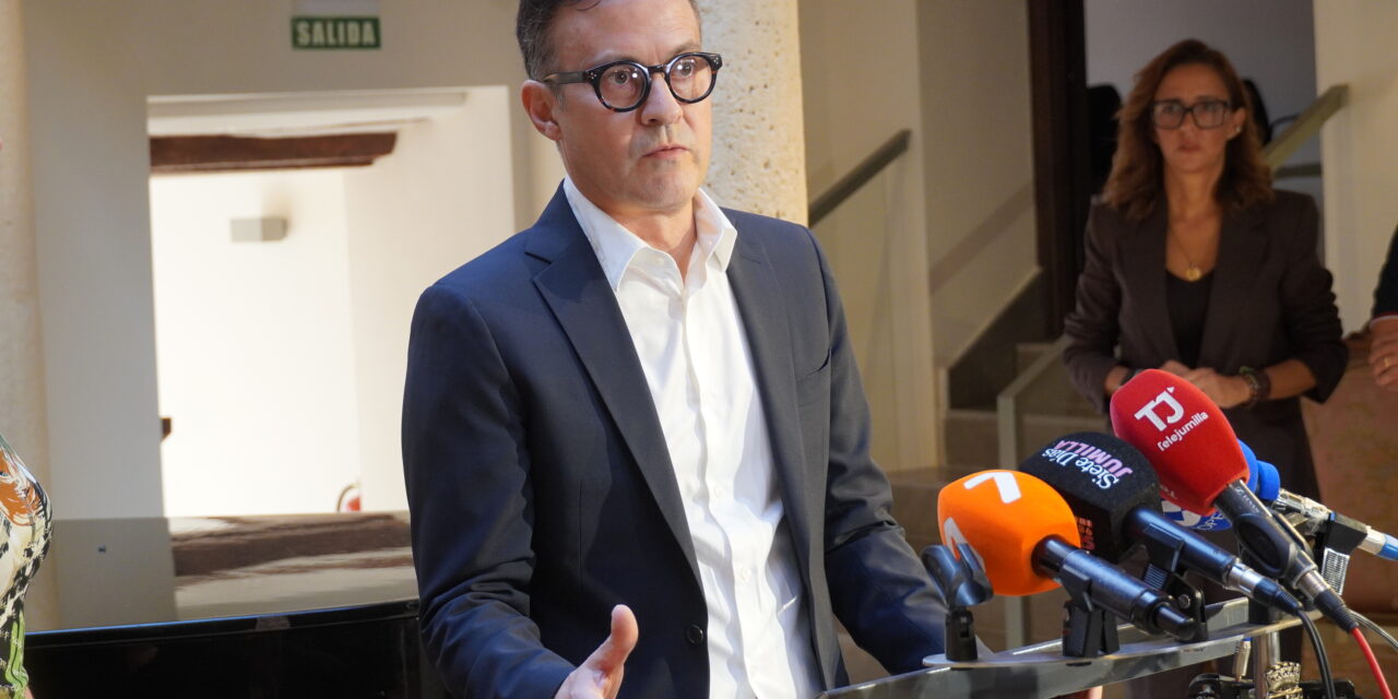 Pedro Yagüe dona a Jumilla su Premio Max de las Artes Escénicas 2020 por su trabajo en ‘Play’