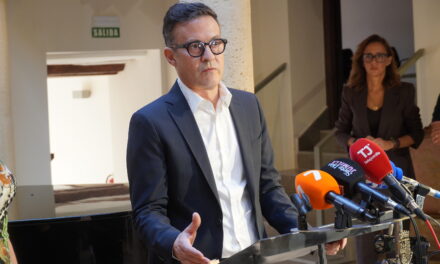 Pedro Yagüe dona a Jumilla su Premio Max de las Artes Escénicas 2020 por su trabajo en ‘Play’
