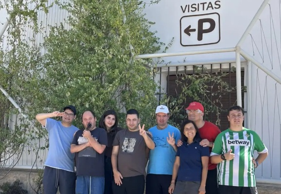 Jóvenes con autismo vendimian en Viña Elena dentro del proyecto Vinos Talentismo