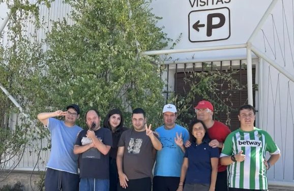 Jóvenes con autismo vendimian en Viña Elena dentro del proyecto Vinos Talentismo