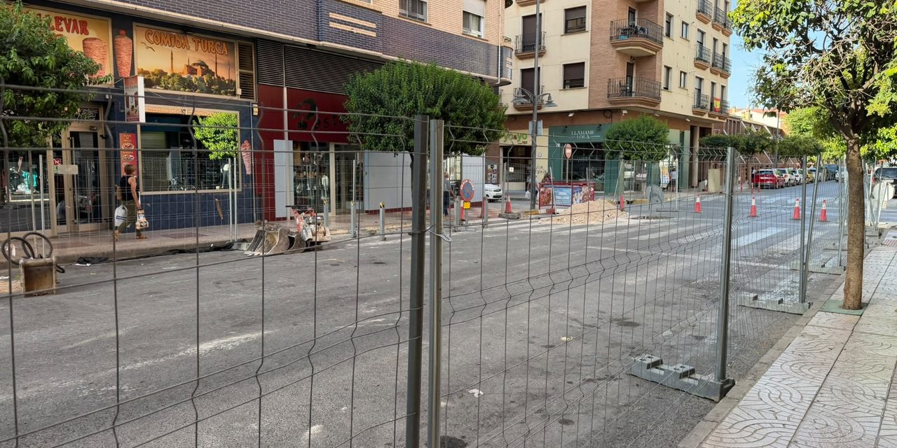 Comienzan las obras para mejorar la evacuación de las aguas de lluvia en avenida Reyes Católicos
