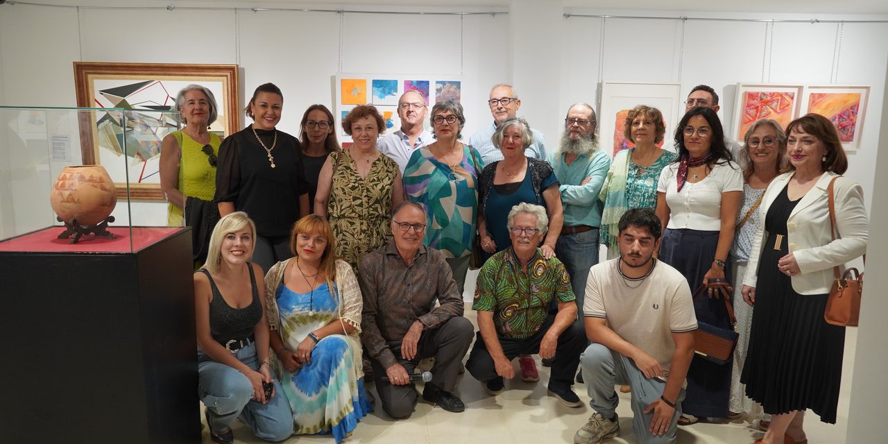 Veinte artistas interpretan, a través de sus trabajos, una vasija prehistórica