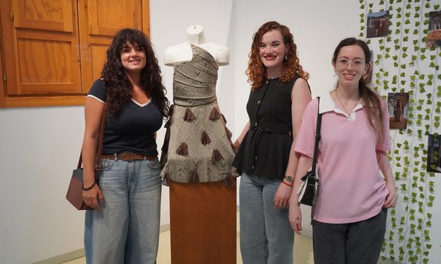 La joven Laura González expone su colección ‘Lagaré’ con diseños inspirados en Jumilla y la tierra