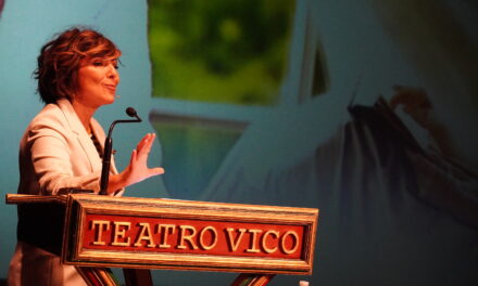 Sonsoles Ónega presenta en el Teatro Vico “Llevará tu nombre”, y repasa su trayectoria literaria