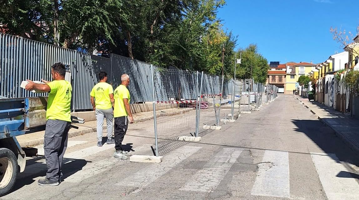 El Ayuntamiento arregla las aceras del entorno del colegio Miguel Hernández