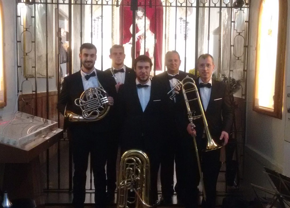 El grupo Jumilla Brass Quintet pone la música a una Misa en Santa Ana