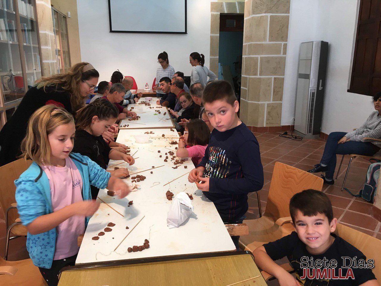 Los más pequeños conocen el Museo Arqueológico y realizan un taller de collares prehistóricos