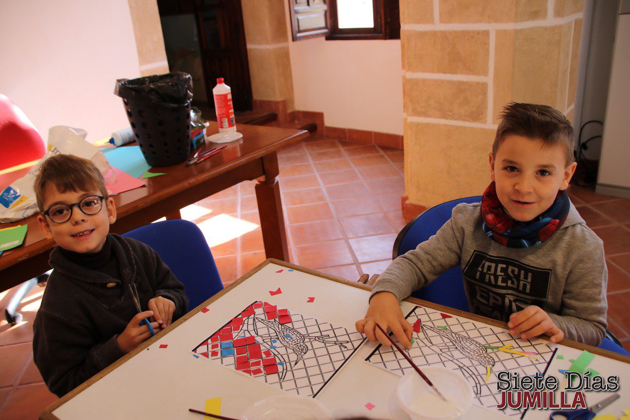 Un total de 20 niños elaboraron su mosaico romano en una actividad infantil