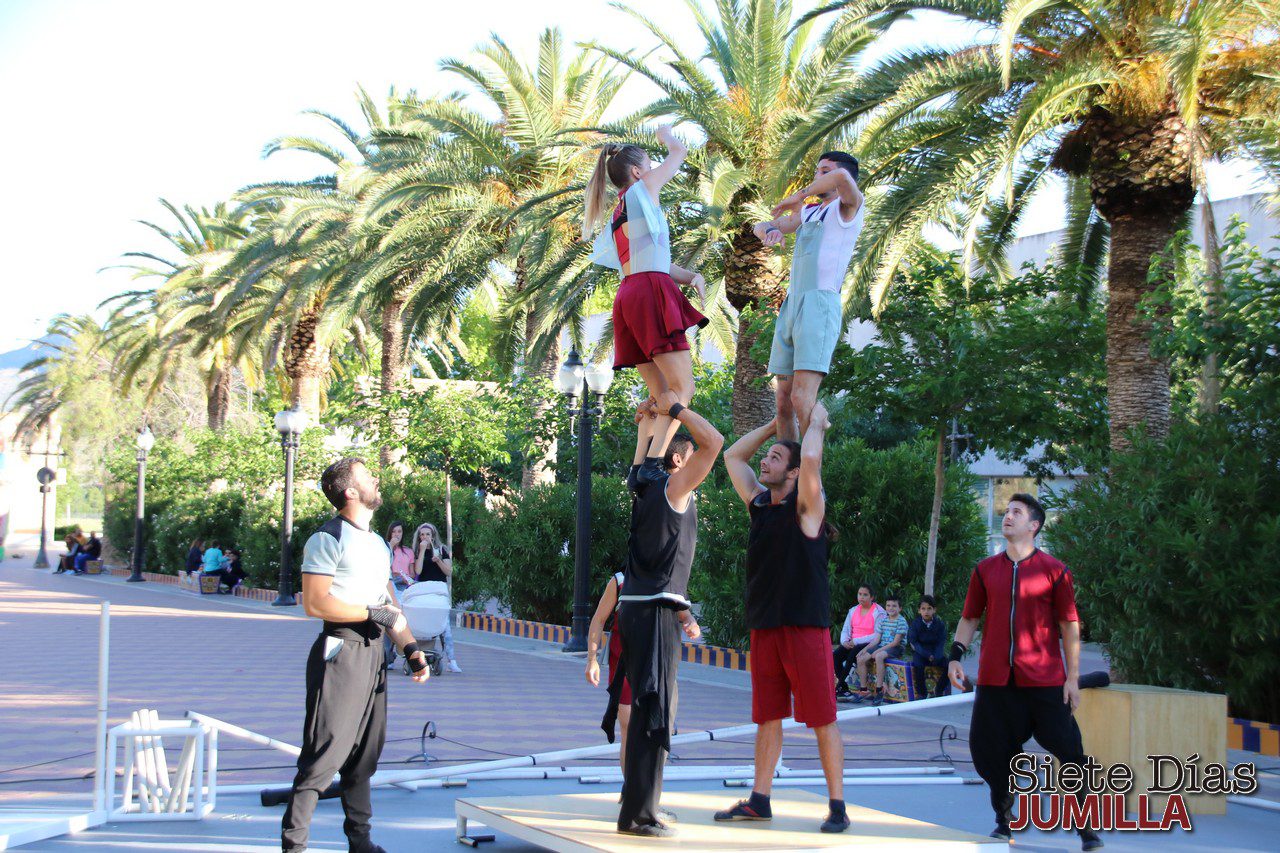 UpArte desplegó en el paseo un espectáculo de acrobacias aéreas