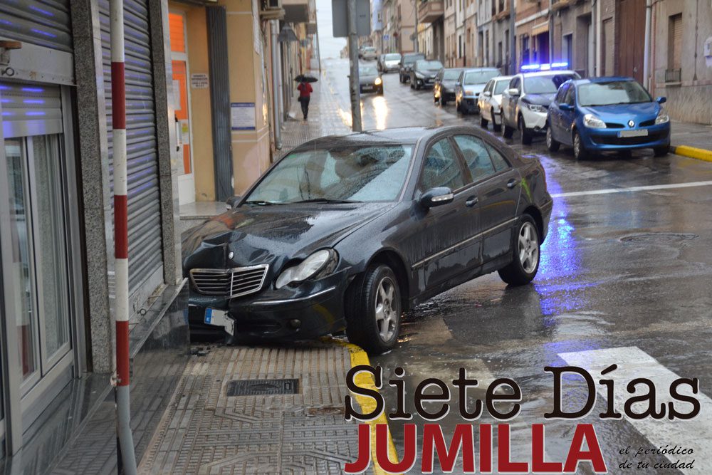 Un coche se empotra en la esquina de una casa en calle del Calvario