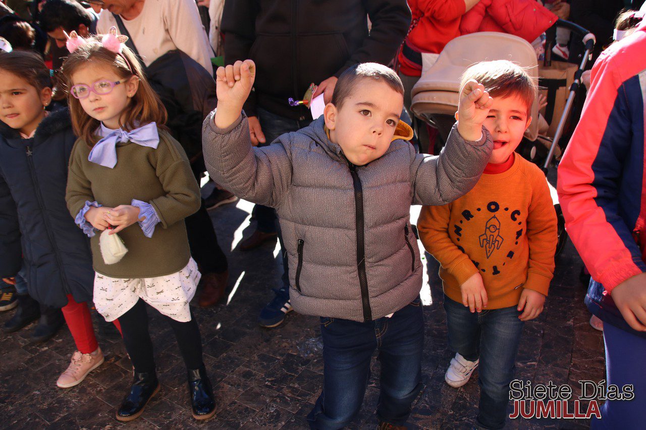 Felicidad, cotillón manual, bailes y chuches para celebrar las Campanadas infantiles