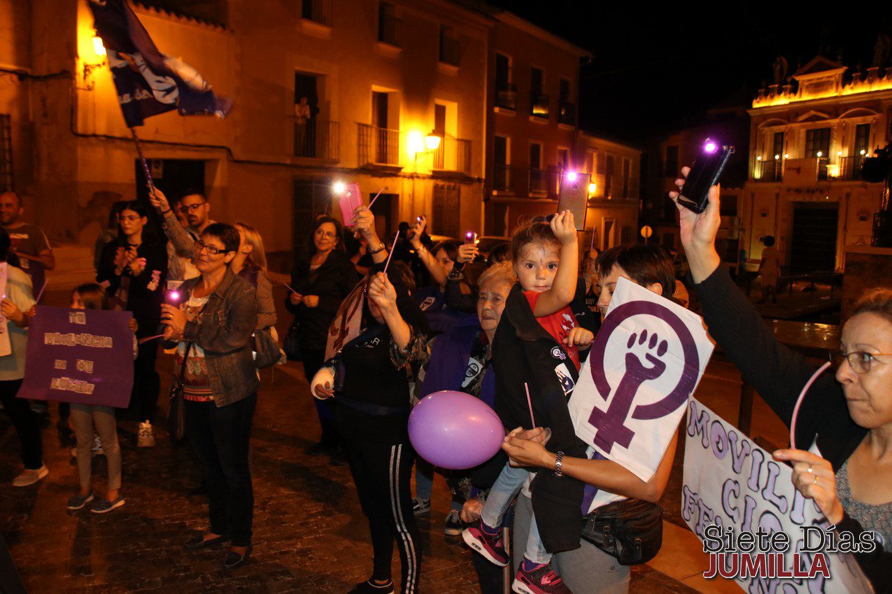 Cerca de un centenar de personas iluminaron la noche de violeta por la ‘emergencia feminista’