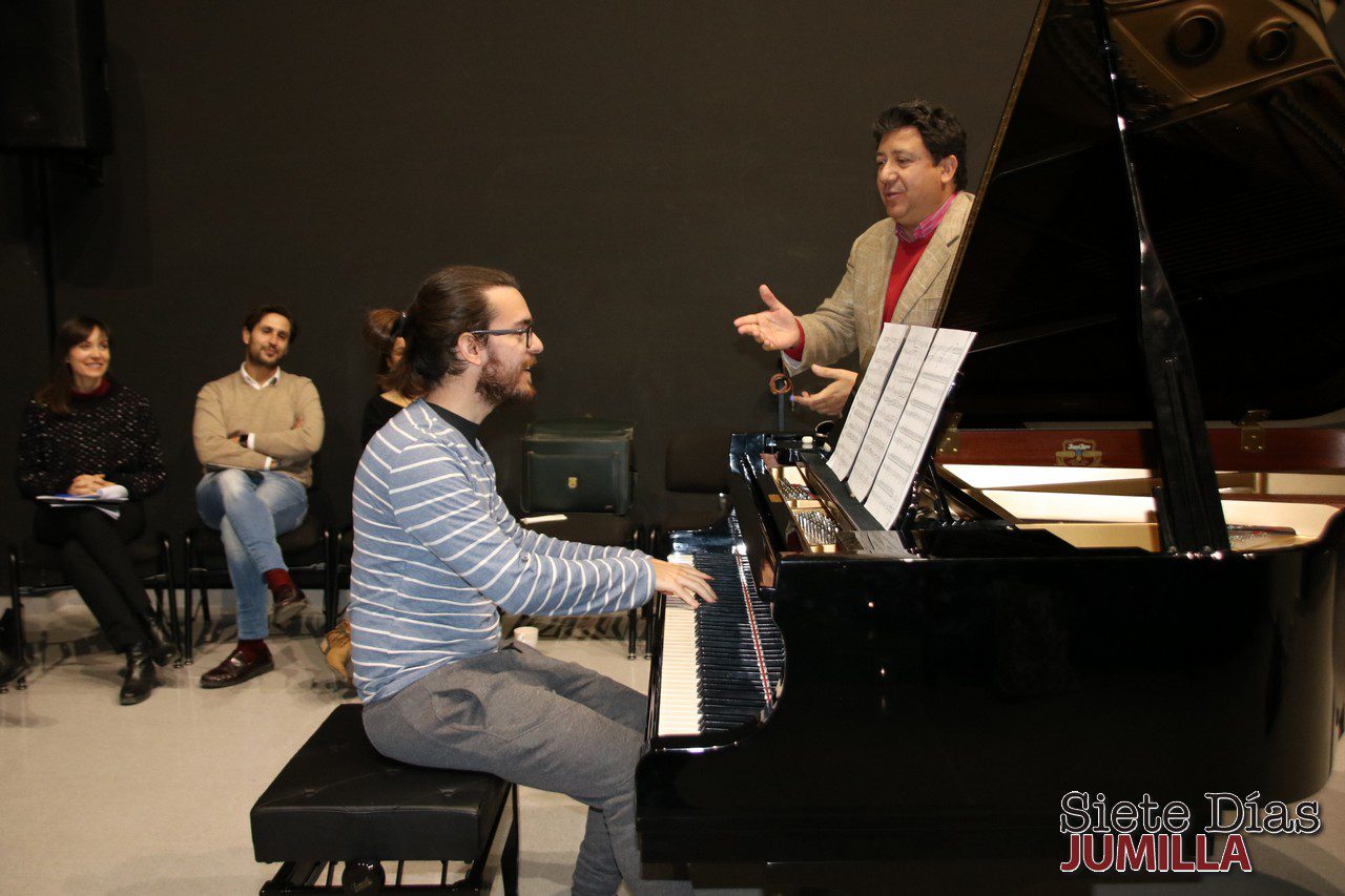 Quince alumnos de piano recibieron el magisterio de Jesús María Gómez