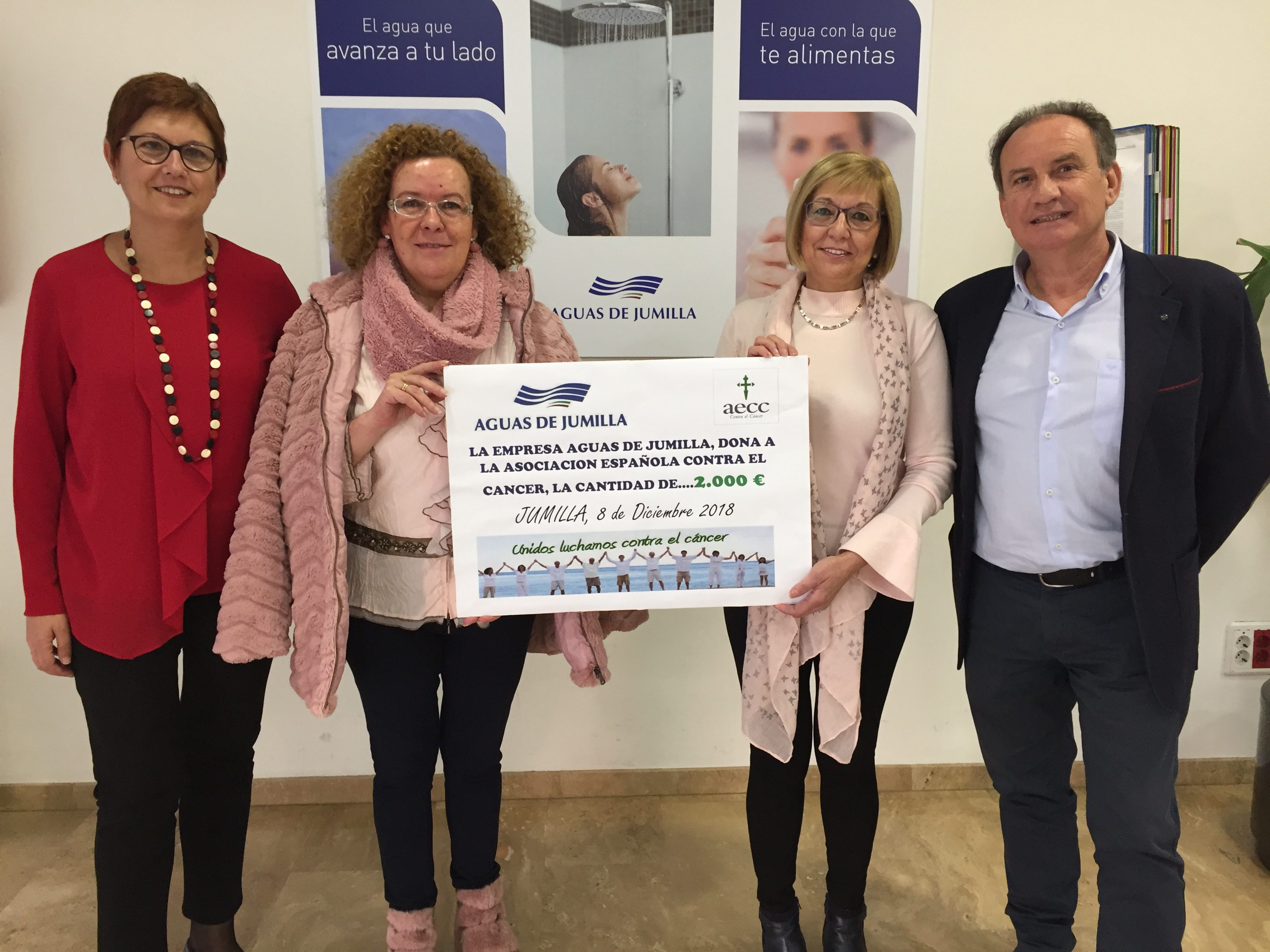 Aguas de Jumilla entrega un donativo de 2.000 euros a la Asociación Contra el Cáncer