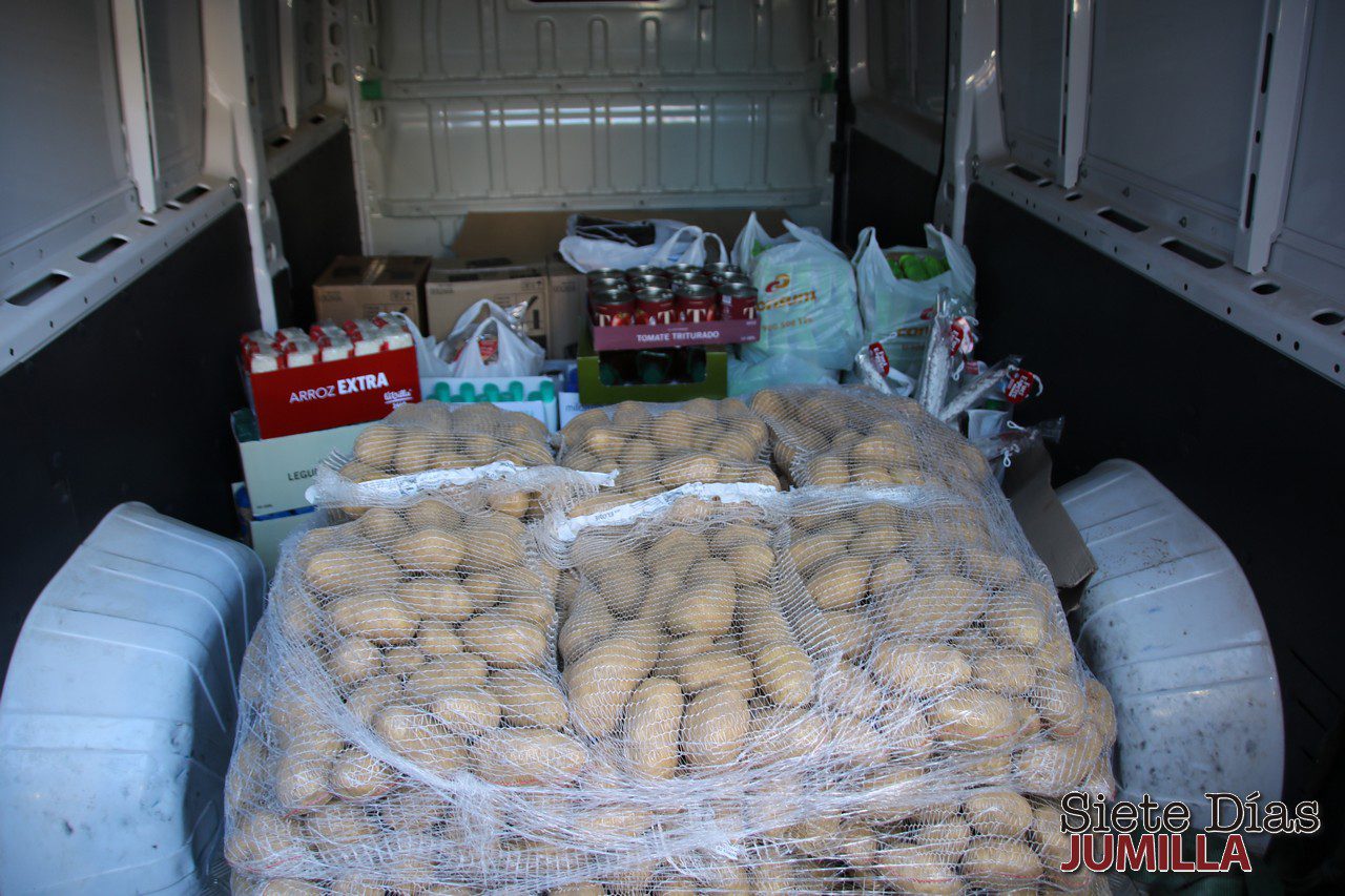 Los colectivos del edificio azul donaron 300 kilos de patatas a Cáritas Jumillla
