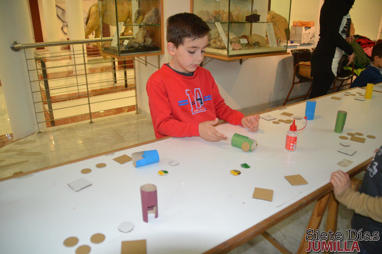Los niños aprenden a diseñar un juguete antiguo gracias a una actividad desarrollada en el Museo