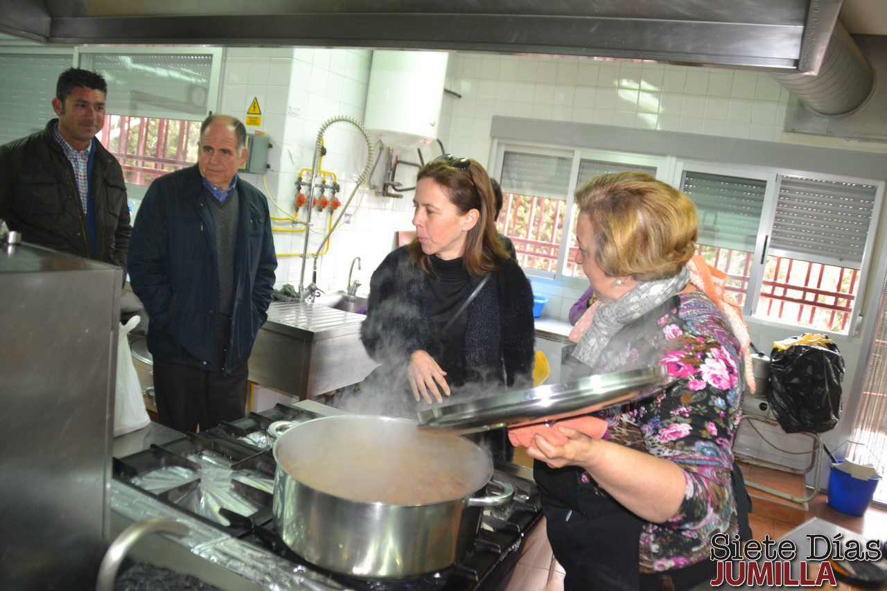 El Cifea de Jumilla entrega 300 litros de aceite para  las cocinas de Cáritas
