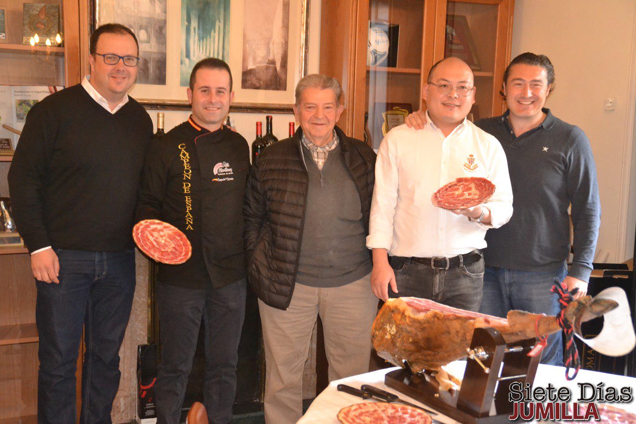 El cortador de jamón chino, Daniel Wang, conoció el vino y la cocina de Jumilla