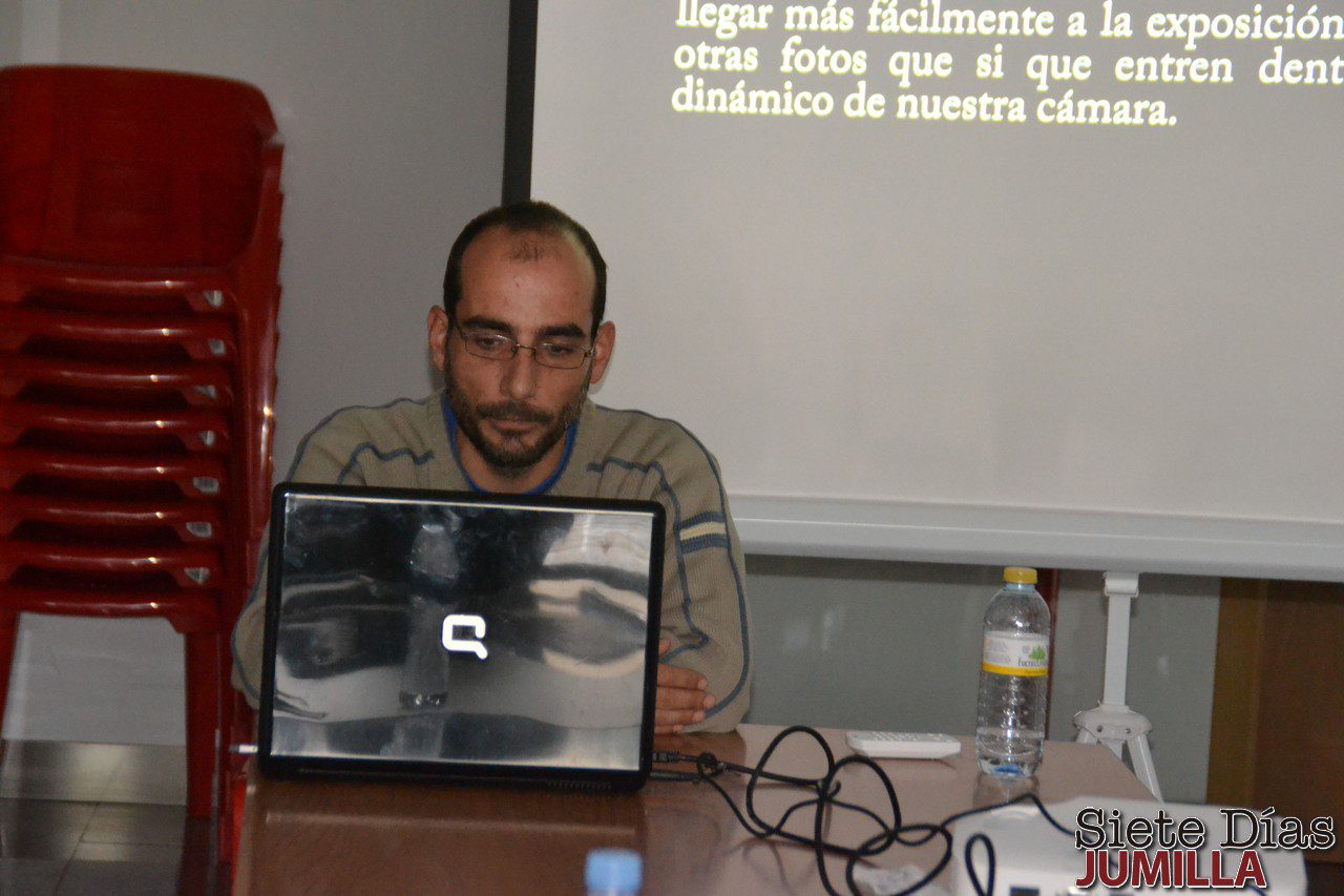 Una decena de personas asisten al taller de fotografía de Stipa