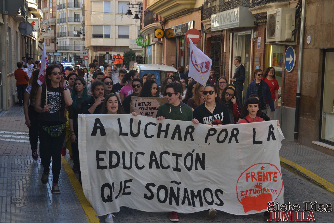 Cerca de 200 estudiantes secundan la huelga general de enseñanza en Jumilla