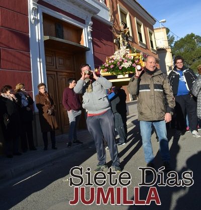 San Antón sale a la calle arropado por todos sus vecinos y devotos