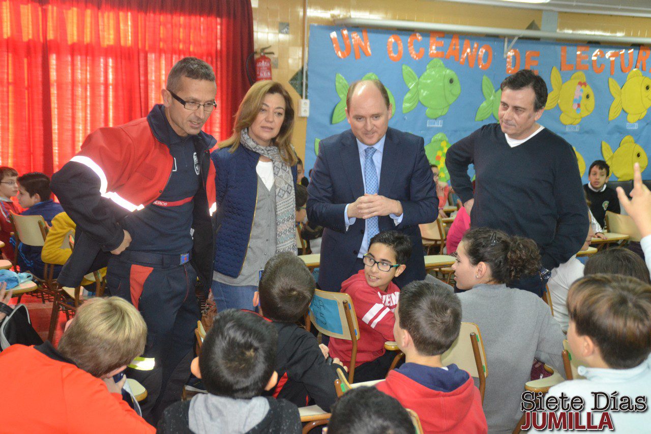 Los escolares y las personas mayores aprenden qué hacer en caso de incendio