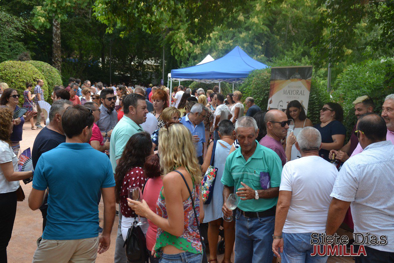 Más de 2000 personas degustaron cerca de cien vinos de 16 bodegas en la miniferia de Jumilla