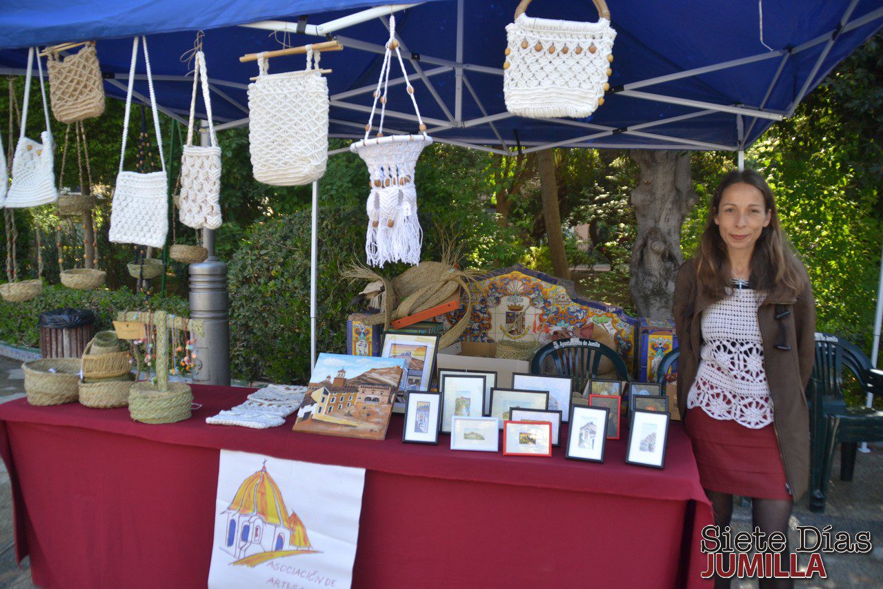 El Mercado Artesano promociona y vende su artesanía a la par de los vinos de Jumilla