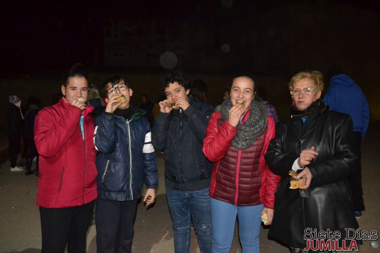 El barrio de San Antón despide sus fiestas con los niños en la calle