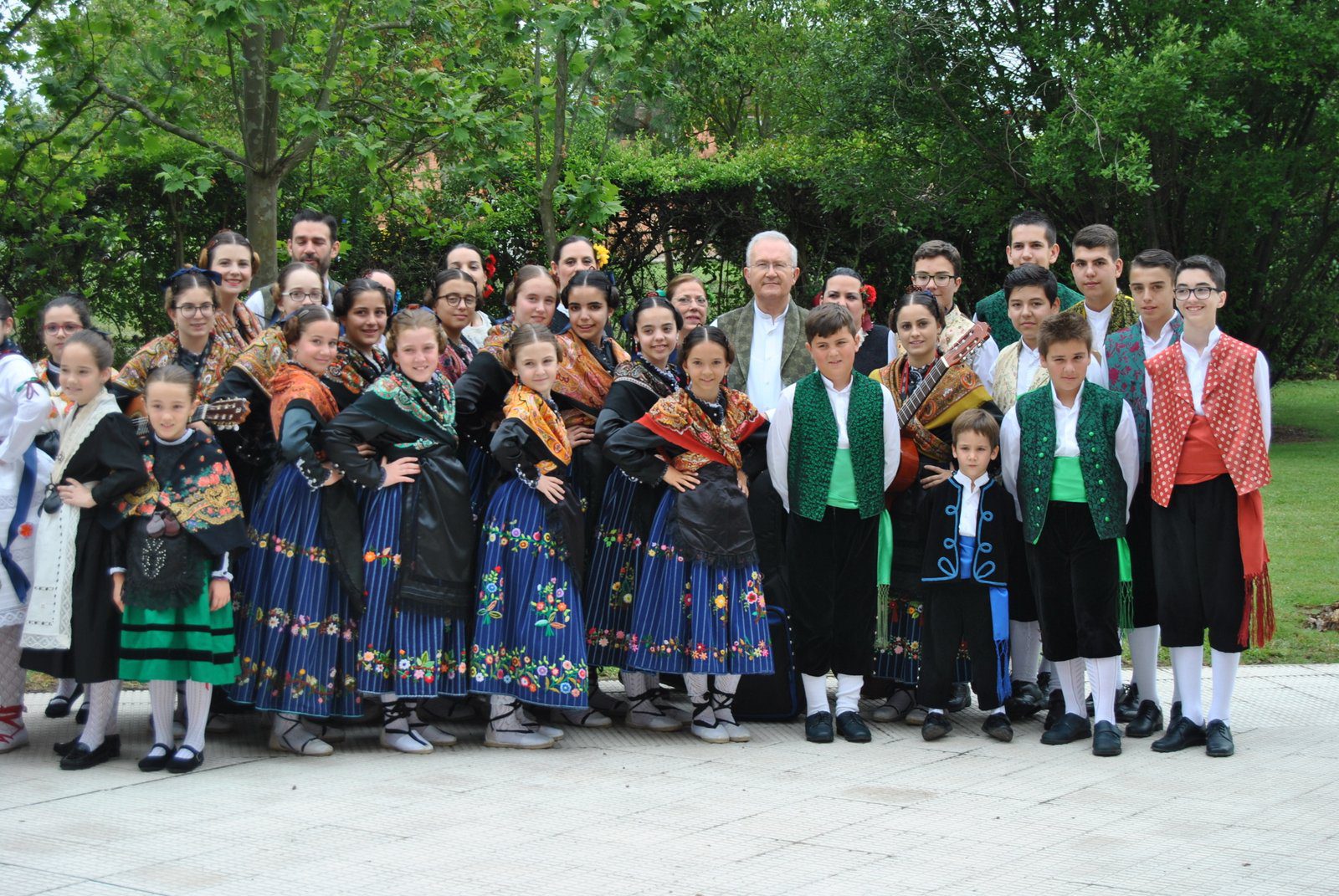 Logroño disfrutó de los bailes del grupo infantil de Coros y Danzas