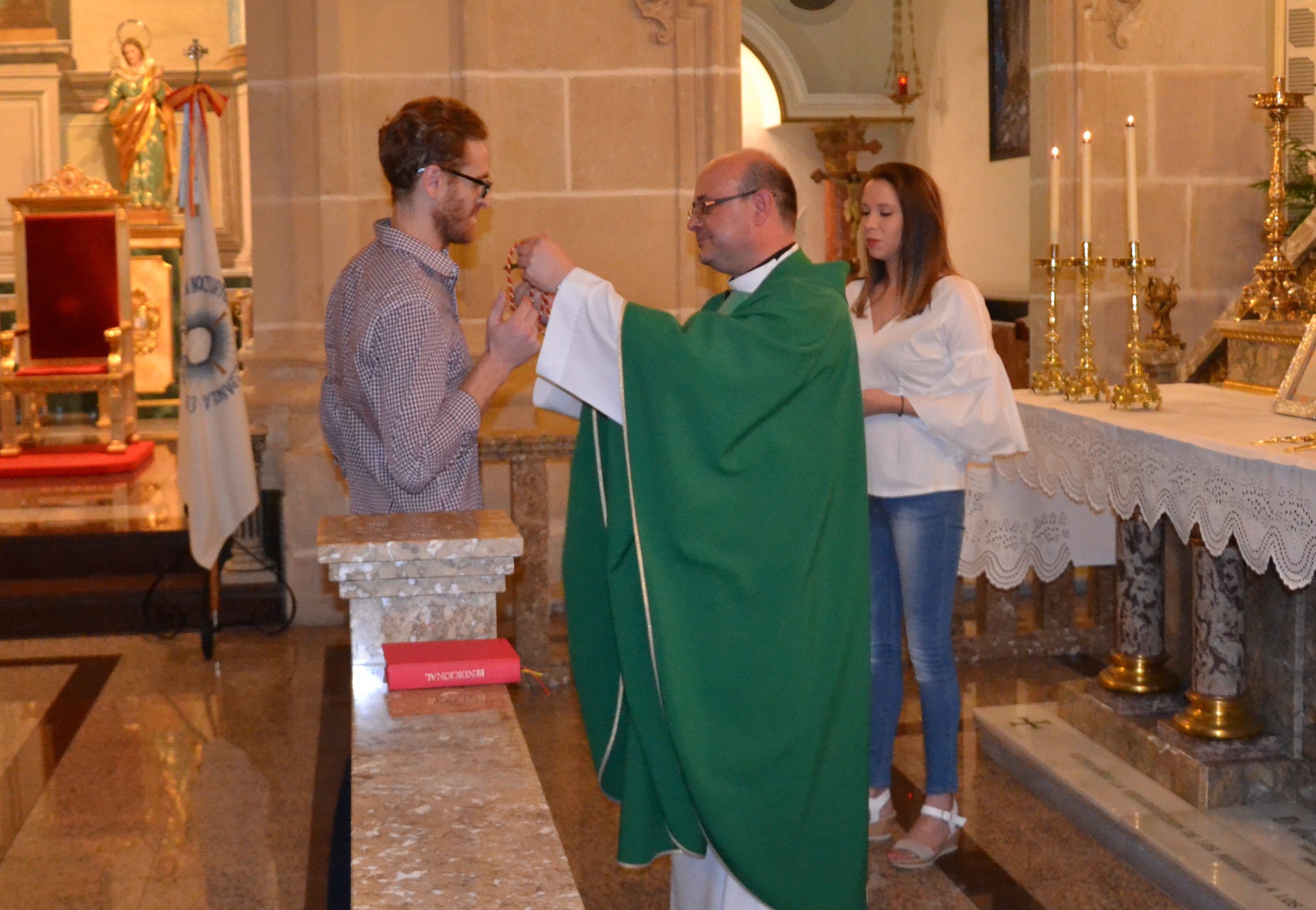 Ocho personas han recibido su escapulario como nuevos hermanos del Cristo de la Salud