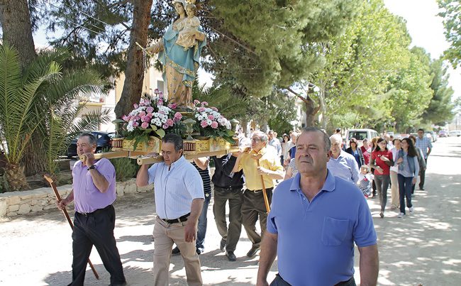 Los fuentepineros honran a la Virgen del Rosario en sus fiestas