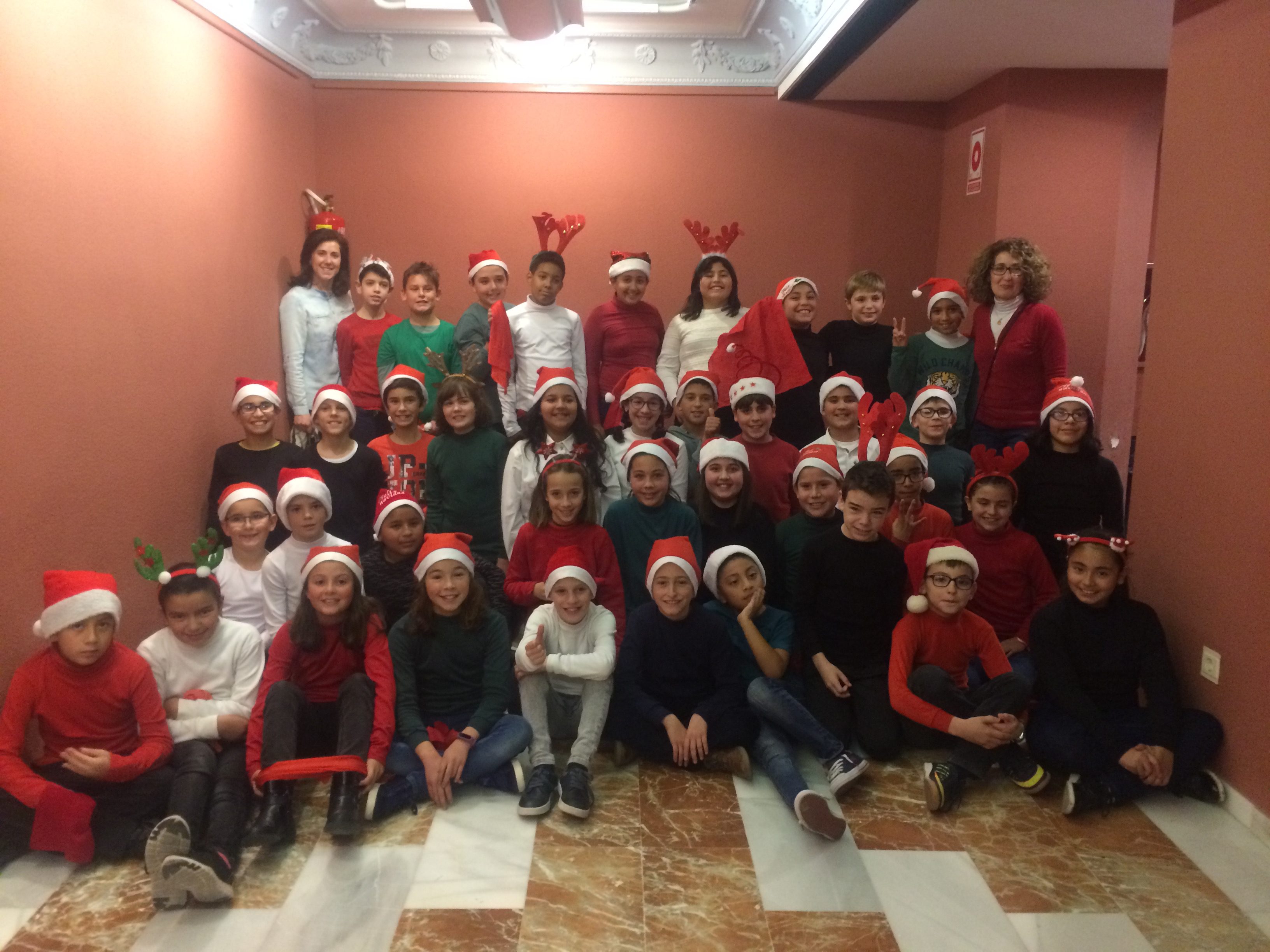 Los alumnos del colegio de la Asunción transmiten felicidad en Navidad