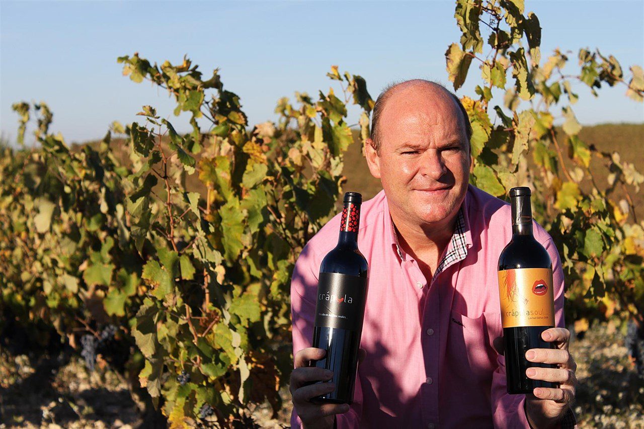 El gerente del vino Crápula Wines, el jumillano Gabriel Martínez participa en la serie Mar de Plástico de Antena 3