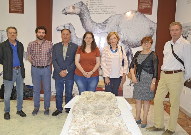 El Etnográfico entregó réplicas de huellas de dinosaurios a la UMU