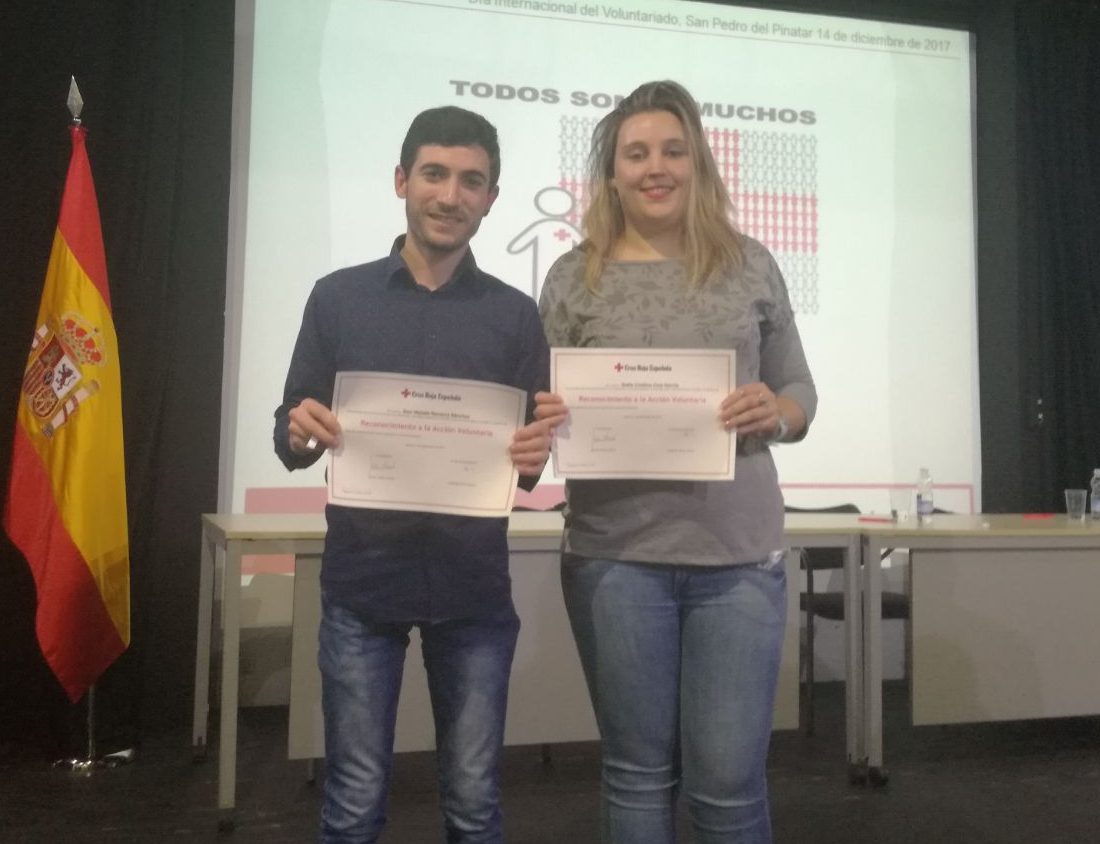 Cruz Roja de Murcia reconoce la labor de los voluntarios Moisés Navarro y Cristina Cruz