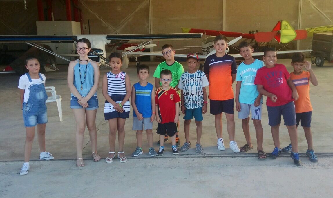 Los niños saharauis acogidos en Jumilla y Yecla visitaron el aeródromo de Ontur