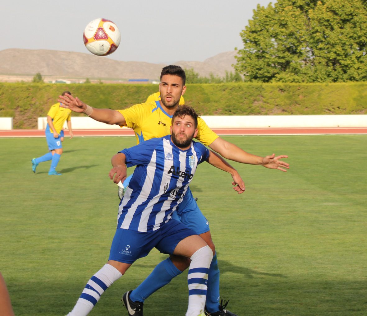 El Jumilla CD ganó a El Esparragal pero acabó pidiendo la hora (2-1)