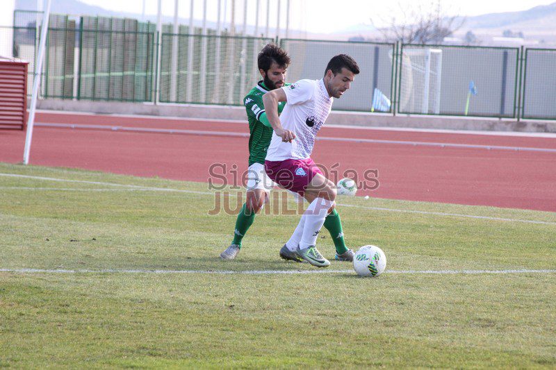 ‘Titigol’ arranca un punto para el Jumilla ante el Villanovense, jugando con uno menos desde el 14 (1-1)