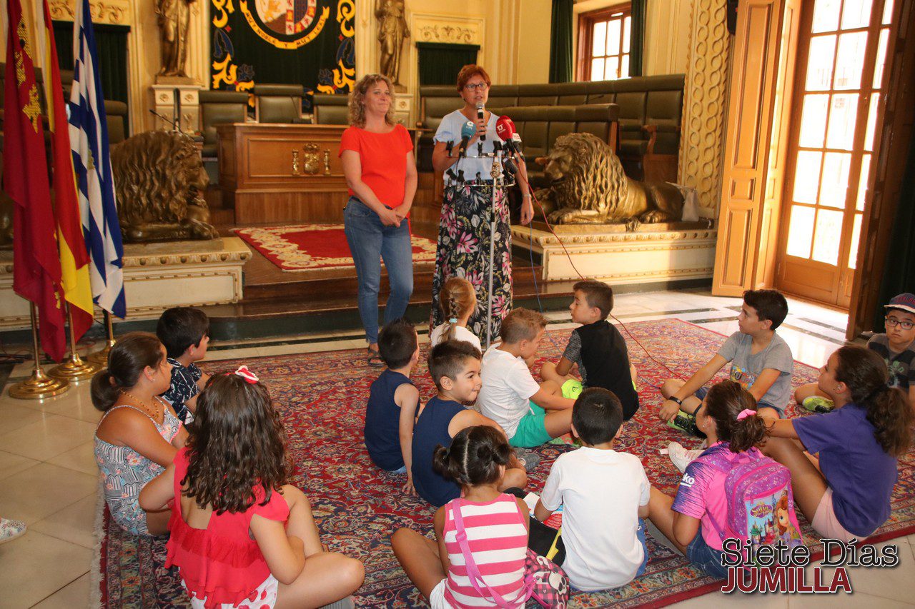Cerca de cien niños de las ludotecas de verano visitaron el Ayuntamiento