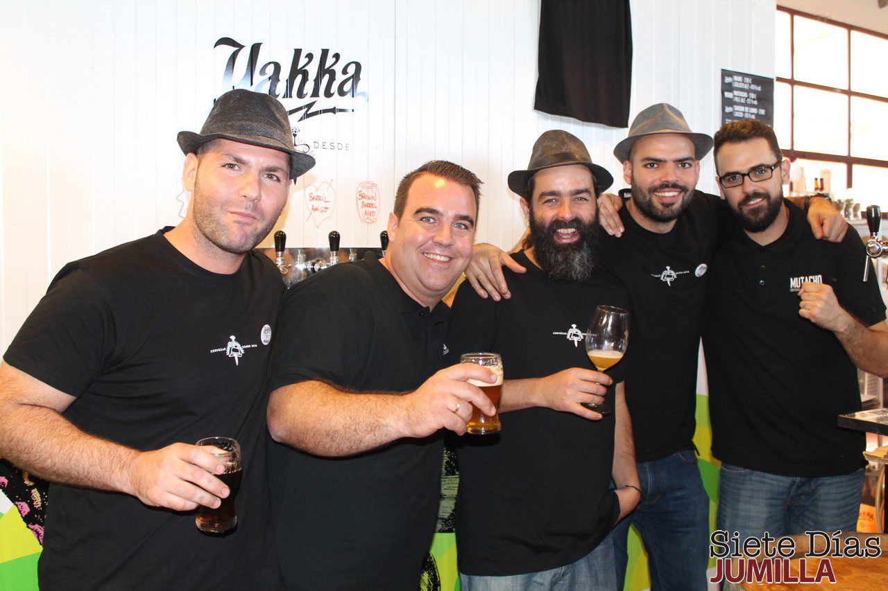 Yakka y Mutacho ‘tiran’ más de 500 litros de cerveza en su primer Oktoberfest